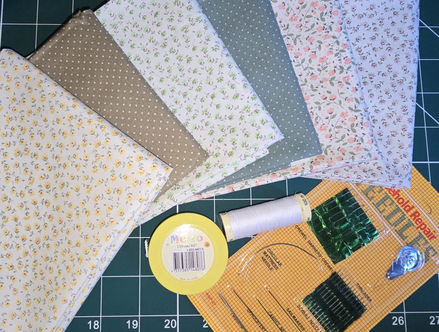 100% COTTON 6 FABRIC FAT QUARTER BUNDLE & NEEDLES TAPE GUTTERMANN THREAD!! GIFT