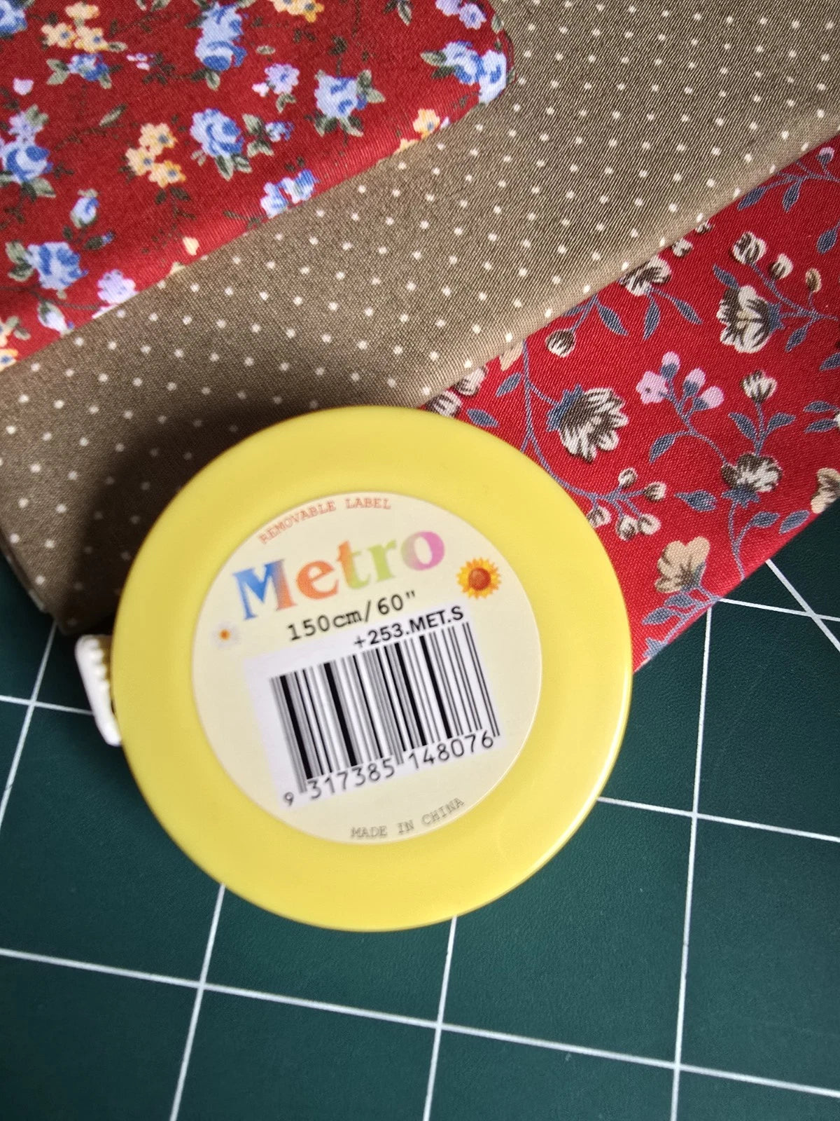 100% COTTON 6 FABRIC FAT QUARTER BUNDLE & NEEDLES TAPE GUTTERMANN THREAD!! GIFT