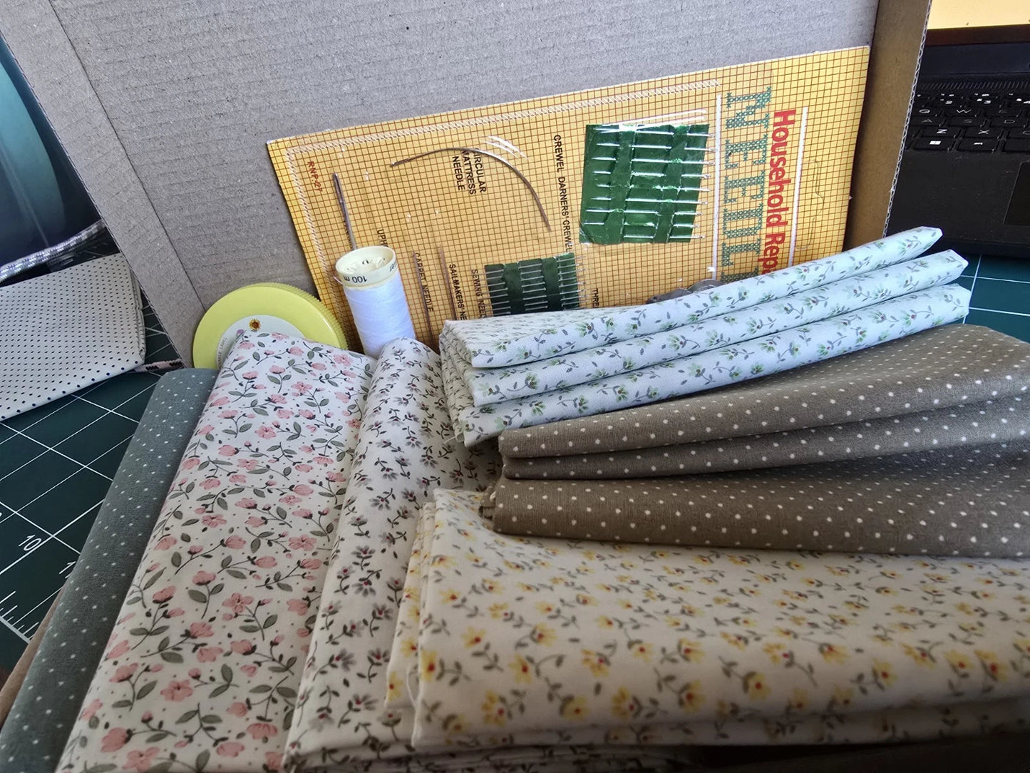 100% COTTON 6 FABRIC FAT QUARTER BUNDLE & NEEDLES TAPE GUTTERMANN THREAD!! GIFT