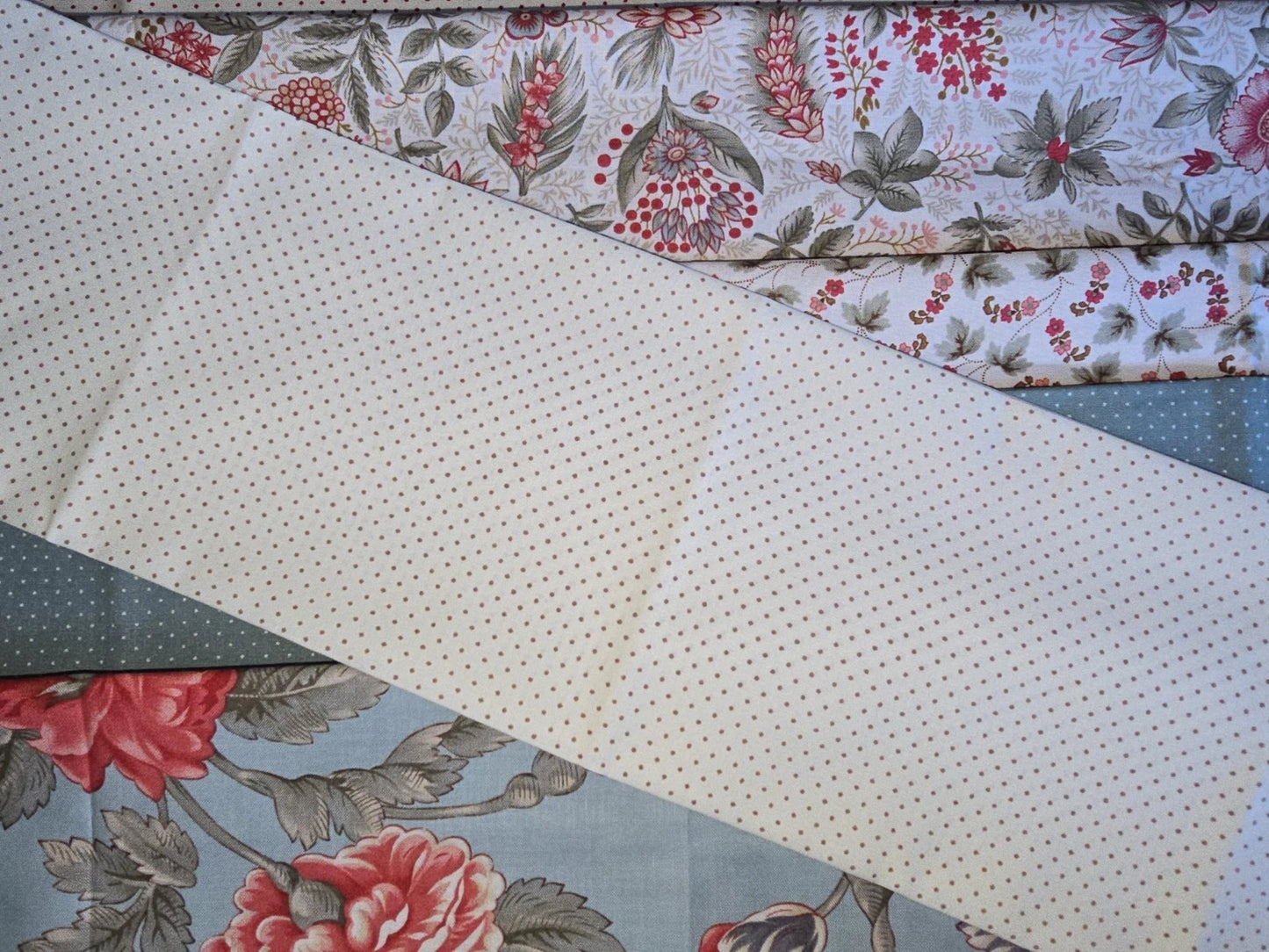 100% COTTON 6 FABRIC FAT QUARTER BUNDLE & NEEDLES TAPE GUTTERMANN THREAD!! GIFT