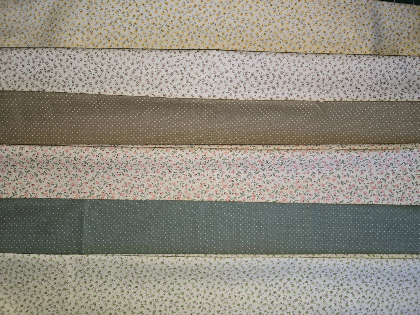 100% COTTON 6 FABRIC FAT QUARTER BUNDLE & NEEDLES TAPE GUTTERMANN THREAD!! GIFT