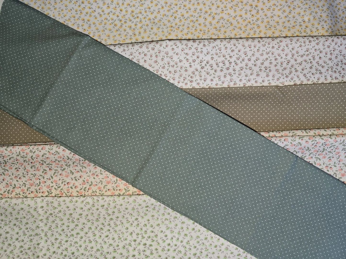 100% COTTON 6 FABRIC FAT QUARTER BUNDLE & NEEDLES TAPE GUTTERMANN THREAD!! GIFT