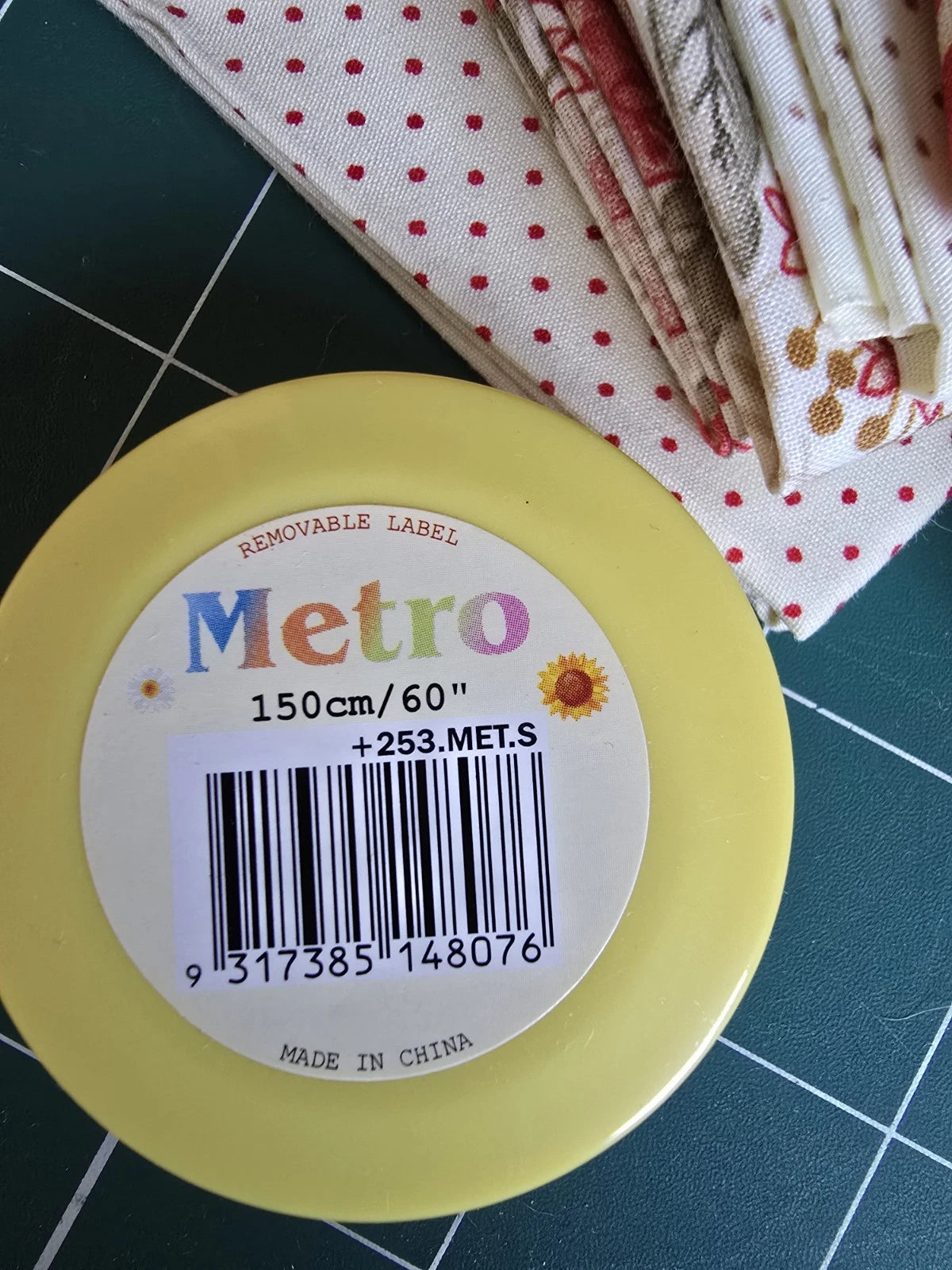 100% COTTON 6 FABRIC FAT QUARTER BUNDLE & NEEDLES TAPE GUTTERMANN THREAD!! GIFT