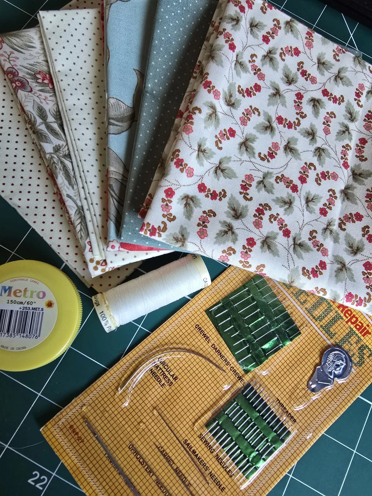 100% COTTON 6 FABRIC FAT QUARTER BUNDLE & NEEDLES TAPE GUTTERMANN THREAD!! GIFT